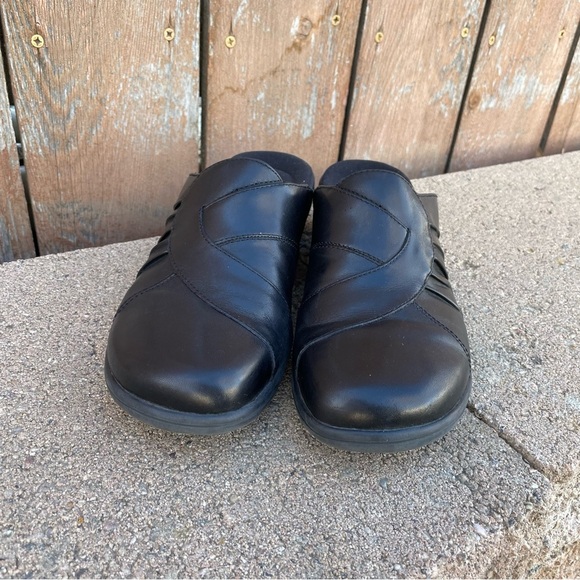 CLARKS Women’s Black Leather Artisan Slip On Lightweight Clog Size 9 Narrow - Picture 2 of 11